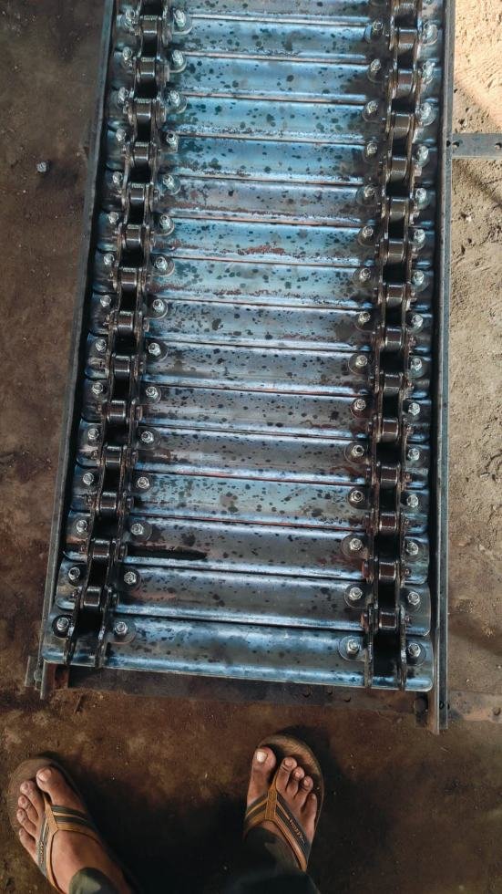 Top view of a slat conveyor assembled at the workshop