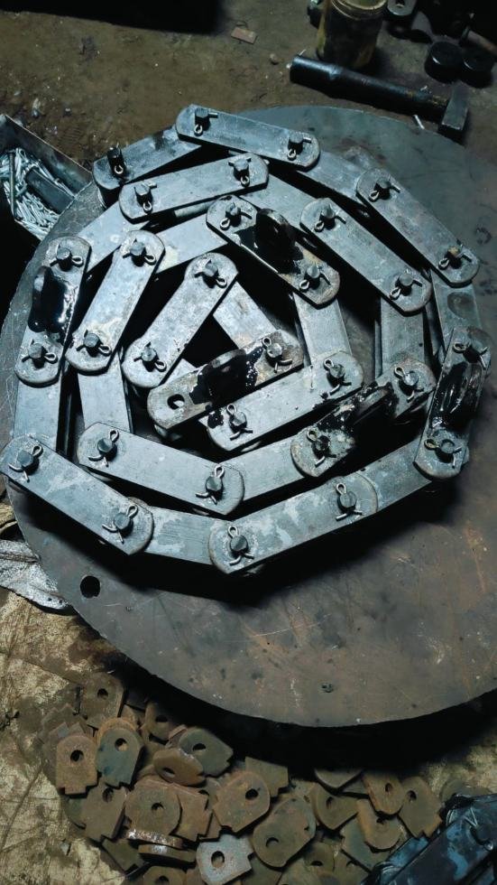 Assembled chain coil with spare links alongside