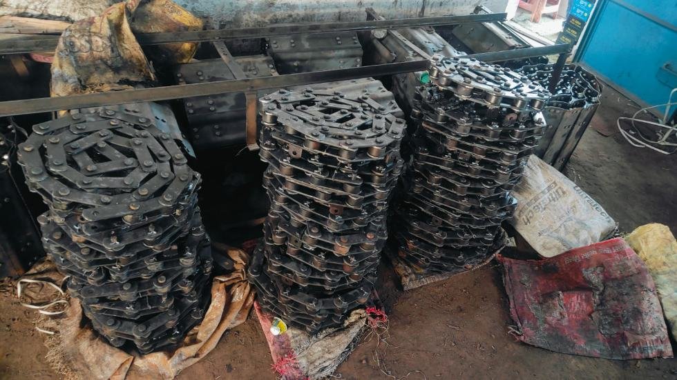 Stacks of assembled industrial chain in the workshop