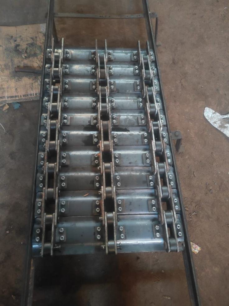 Twin strand slat conveyor assembled on frame
